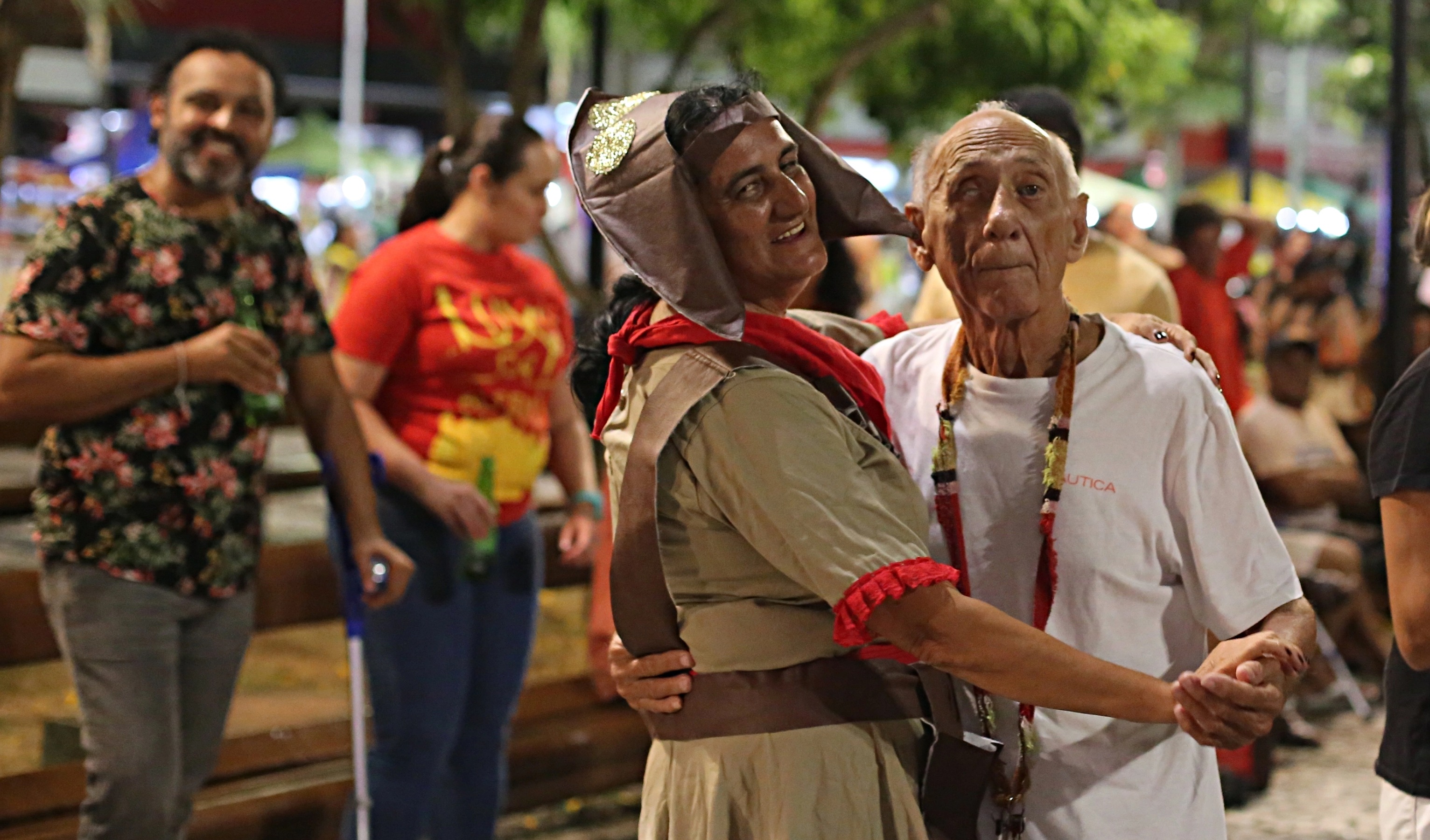 homem e mulher dançando